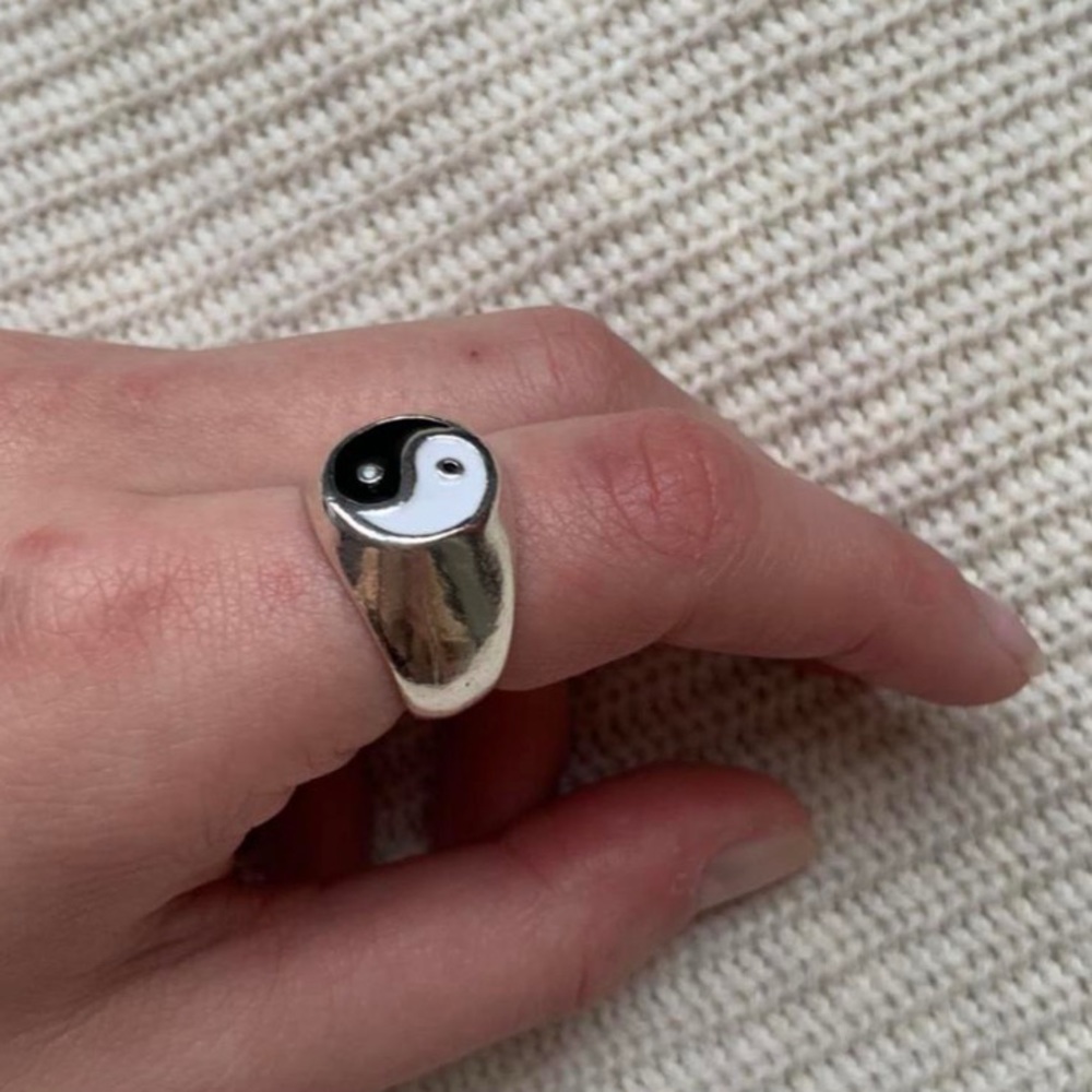 Silver, black, and white Yin and Yang ring. Size 5.